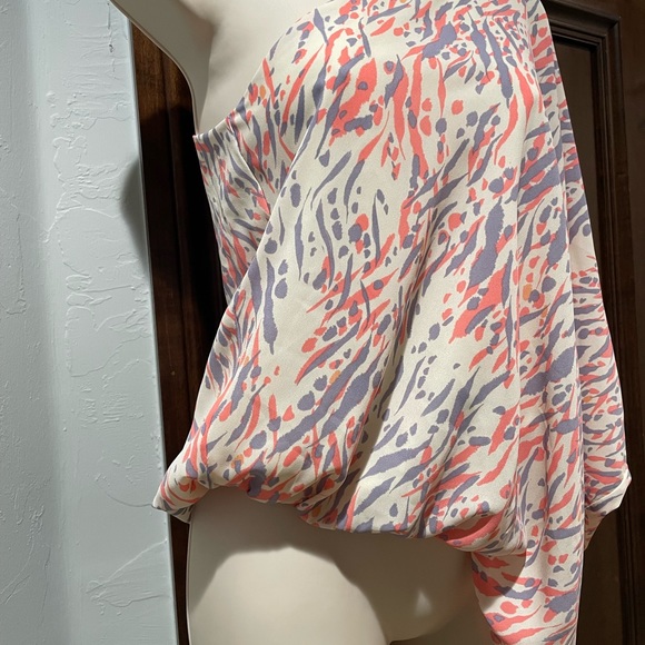 Impeccable, pig-One shoulder Flowy Blouse - Picture 2 of 8